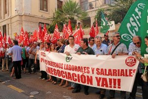 Los sindicatos ante las puertas de la Subdelegación del Gobiernotyle>.apqj{position:absolu