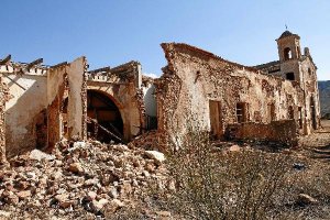 El deterioro  del edificio es patente y coore peligro de que se venga abajo.tyle>.apqj{pos
