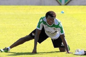 Nosa, en un entrenamiento con el Real Betis.x,a