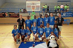 Jugadoras y técnicos del equipo CD Roquetas, con las medallas de bronce conseguidas.tyle>.