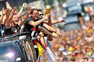 Fiesta grande en Berlín con la campeona del Mundo.e;clip:rect(4