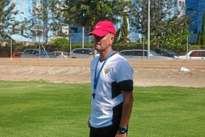 Miguel Rivera, atento al trabajo del equipo.x,a