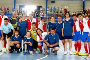 Antes de comenzar el partido posaron juntos los dos equipos.e;c