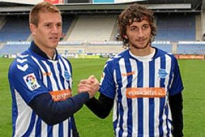 Raúl García con Stepanovic con la camiseta del Alavés.e;clip:re