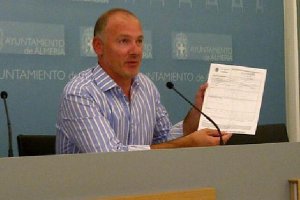 El portavoz socialista en el Ayuntamiento de Almería, Joaquín Jiménez.tyle>.apqj{position: