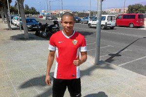 Wellington, dando el OK a LA VOZ tras pasar el reconocimiento médico.tyle>.apqj{position:a