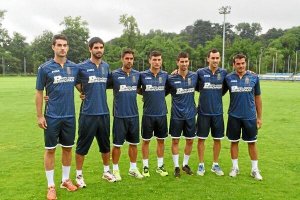 Esteban es el último de izquierda a derecha vestido de azul Oviedo.tyle>.apqj{position:abs