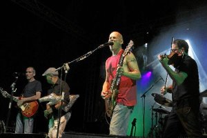 La banda vallisoletana en su concierto de Almería.e;clip:rect(4