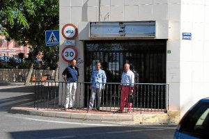 Acalde  y teniente de alcalde ante el edificio a demoler.e;clip