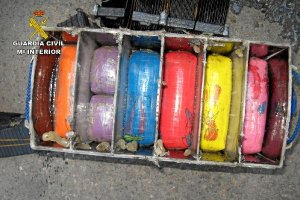 Hachís oculto en el interior de una batería. x,