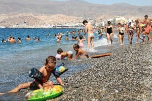 Niños en la playa con manguitos. o,46