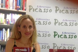 María casas en la presentación de su libro en la librería Picasso. tyle>.apqj{position:abs