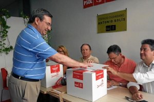 Fernando Martínez votando hoy en Almería.x,auto