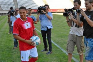 El jugador del Arsenal en su puesta de largo con el Real Murcia.tyle>.apqj{position:absolu