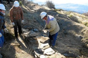 Trabajadores  durante las tareas de recuperación de una de las acequias.tyle>.apqj{positio