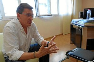 Sánchez teruel en su despacho en la sede del PSOE durante la entrevista. tyle>.apqj{positi