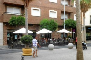 Terraza sobre tarima ocupando arte de la calzada.e;clip:rect(46