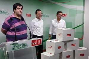 Rueda de prensa del PSOE donde explicaron el sistema de votación tyle>.apqj{position:absol