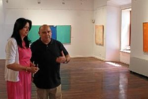 El artista y la consejera en la sala de la exposición.e;clip:re