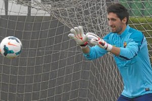 El meta Oier luciendo los colores azulgrana.x,a