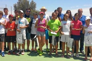 Vencedores del Circuito, con la diputada de Deportes, y delegado provincial de Tenis.tyle>