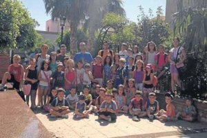 NIños y monitores de la escuela municipal de verano de Tabernas.tyle>.apqj{position:absolu