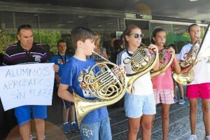 Los alumnos realizando el concierto protesta en la puerta de la delegación de Educación.ty