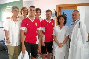 Fran Vélez  Mané posando con los médicos.x,auto