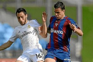 Sergio Aguza en un partido frente al Eibar, otro de los equipos que le pretende.tyle>.apqj