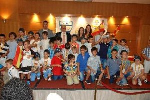 El presidente del Busbam en el cierre de la temporada rodeado de sus futbolistas.tyle>.apq