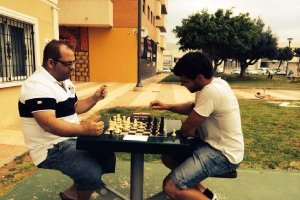 Javier Garrido, a la izquierda, durante una partida.e;clip:rect