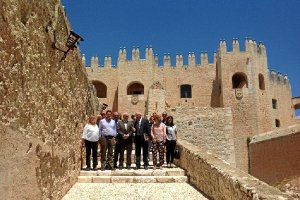 Consejero y alcalde, con otras autoridades, ante el Castillo de Vélez Blanco.tyle>.apqj{po