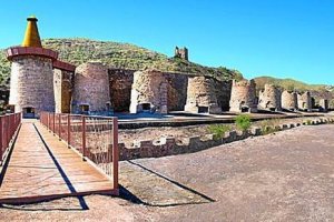 La Vía Verde de Lucainena a su paso por los hornos de calcinación.tyle>.apqj{position:abso