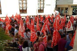 Los sindicatos se concentraron ante la Subdelegación del Gobiernotyle>.apqj{position:absol