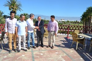 álvarez y López Monzó se dan la mano rodeados del equipo del Club. tyle>.apqj{position:abs