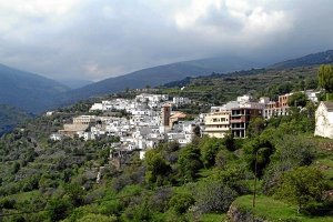 Vista de Bayárcal, un municipio situado en la Alpujarra almeriense.tyle>.apqj{position:abs