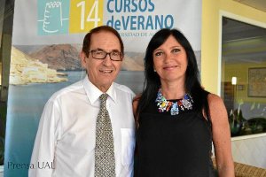 Bernabé Tierno e Isabel Mercader posan juntos en el curso de verano en el que participaron ayer en A