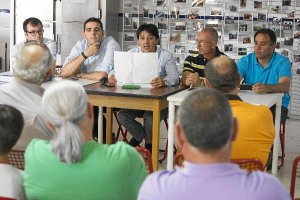 Los concejales Guzmán, Segura y Alonso explican a los vecinos el proyecto de nuevos accesos a Loma C