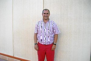 Indalecio Juárez posando la LA VOZ.o,