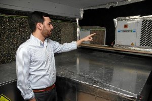 El concejal Carlos Sánchez muestra la máquina de refrigeración del Mercado de los Ángelest