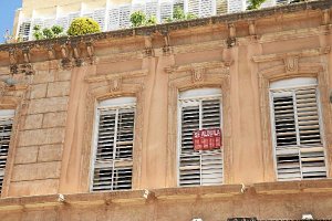 Una vivienda con un cartel de se alquila en Almería.e;clip:rect