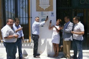 La delegada y el alcalde de Olula (centro) probando el código del Ayuntamiento.tyle>.apqj{