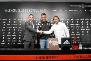 Diego Alves con el presidente del Valencia y Javier Rufete.e;cl