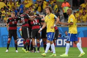 Hundimiento en la grada y humillación en el campo.e;clip:rect(4