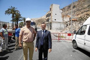 Pablo Venzal asistió ayer al inicio del derribo de los dos inmuebles en la Carretera de Málaga.</tit