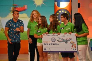 El equipo al completo, en el programa de Canal Sur, posa con el cheque que le vale un viaje a Brusel