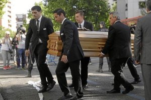 Llegada del féretro con los restos de Alfredo Di Stéfano al Bernabéu.tyle>.apqj{position:a