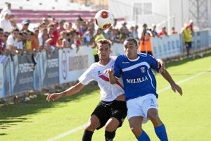 Fatah en la Ciudad Deportiva del Sevilla con la camiseta del Melilla.tyle>.apqj{position:a
