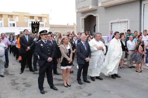 El alcalde y el párroco, Miguel Romera, encabezaron la procesión.tyle>.apqj{position:absol