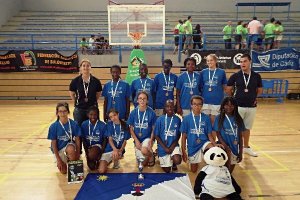 El CD Roquetas de Baloncesto con la medalla de bronce.e;clip:re